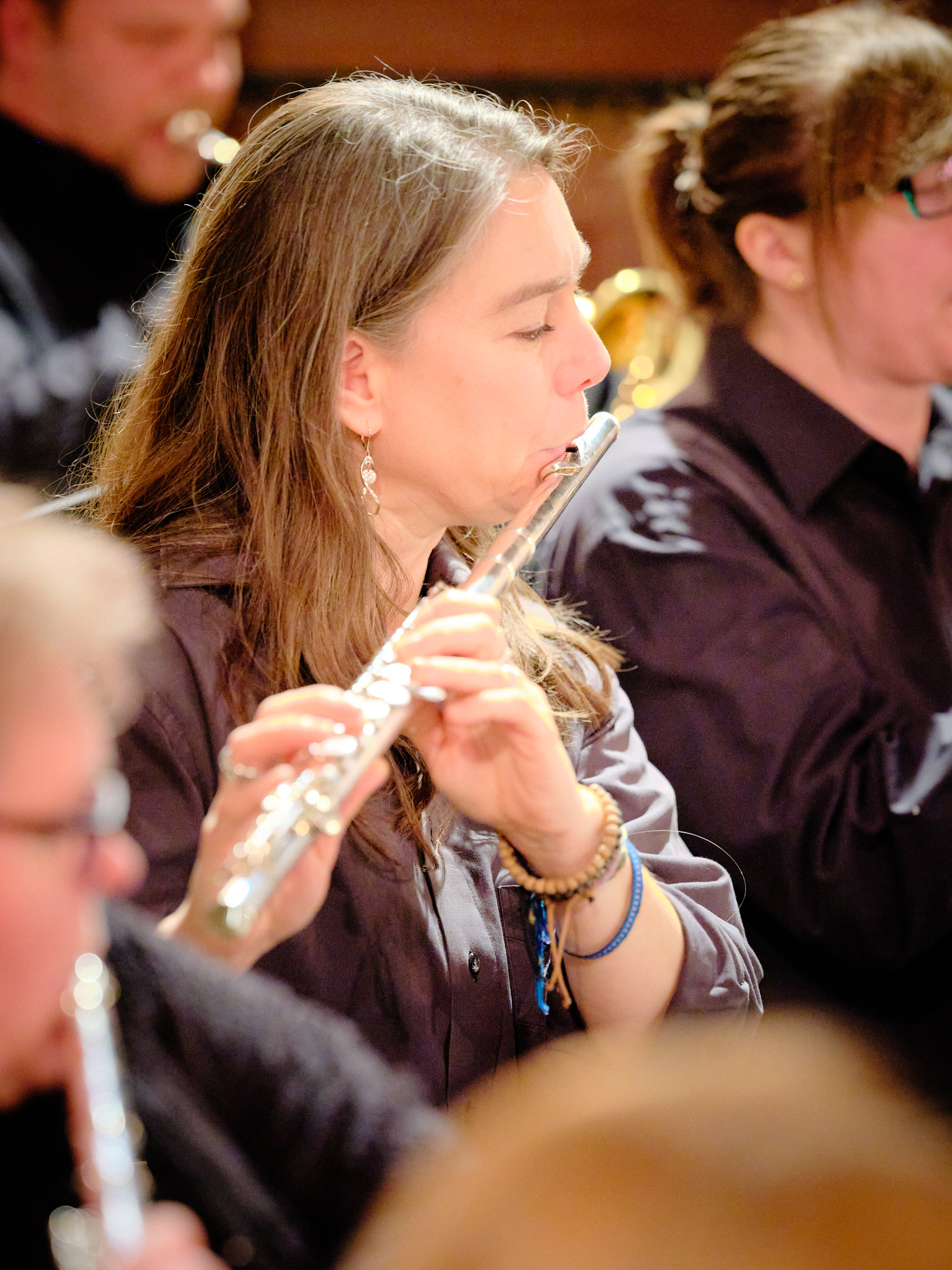 Maike spielt ihre Querflöte mit viel Natürlichkeit und Hingabe. Auftritt Konzert: BMB Eschborn, Weihnachtskonzert 09.12.2023 Foto: Peter Levin Schuster