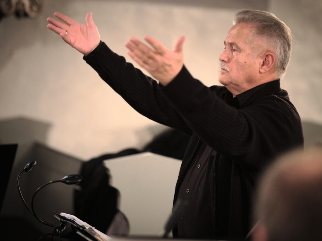 Der Dirigent leitet beim Weihnachtskonzert seine Musiker sehr gefühlvoll und mit viel Ausstrahlung an. bamb eschborn, weihnachtskonzert 09.12.2023 - Foto: Peter Levin Schuster