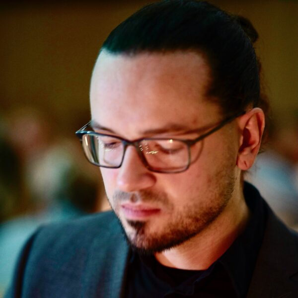Kevin leitet mehrere Orchester, auch über 50 Musiker. Er ist hier etwas nachdenklich.Foto Peter Levin Schuster