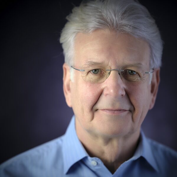 Graham, ein seriöser Manager mit weißem Haar, Brille und blauen Hemd. Foto: Peter Levin Schuster 