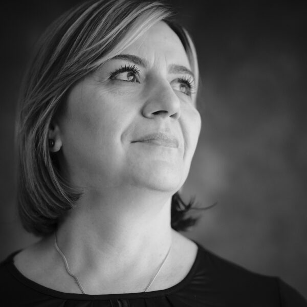 Milunka, blonde Haare, nach oben links in die Ferne schauend. Foto Peter Levin Schuster