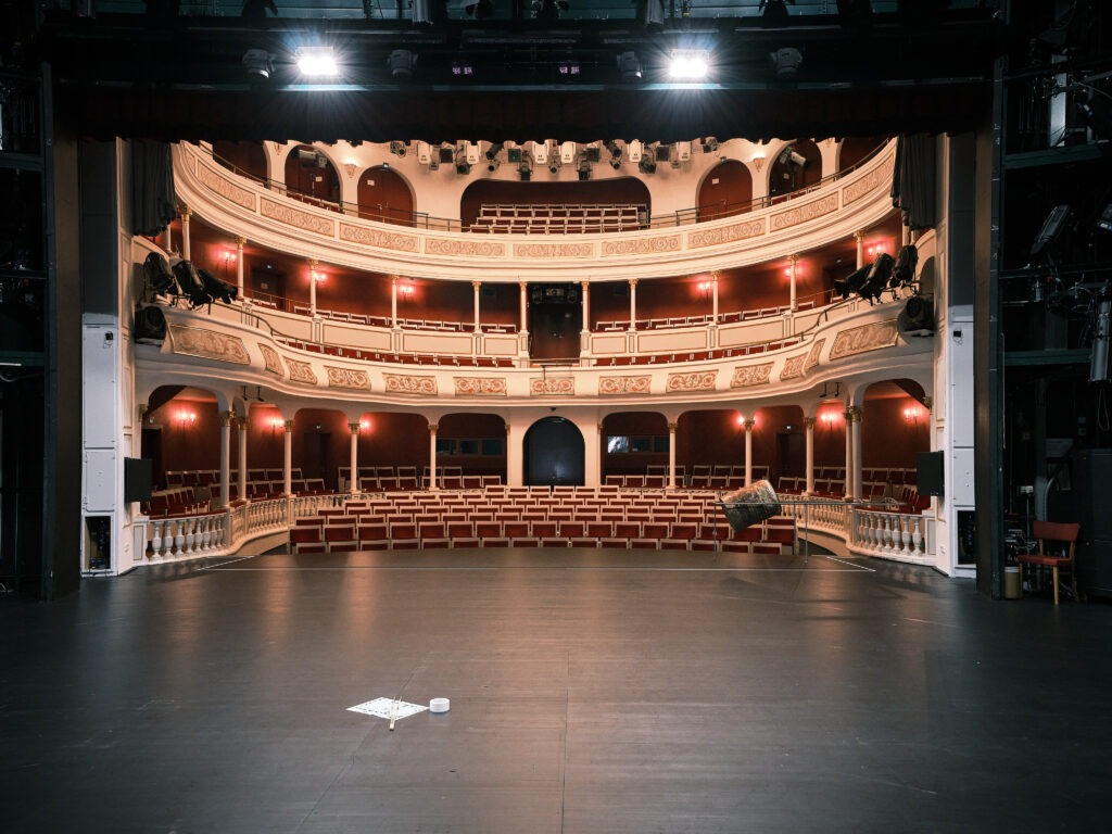 058-100S5263 - Zuschauerraum von der Hinterbuehne Im Theater Portfolio, Blick von der Hinterbühne in den Zuschauerraum. Foto: Peter Levin Schuster