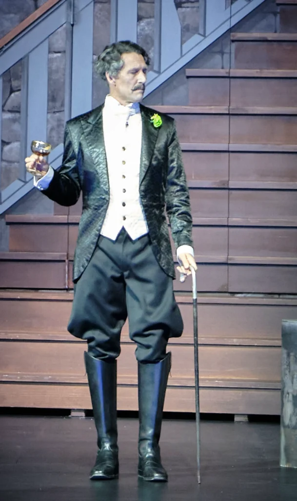 Sir Henry mit einem halbleeren Glas Cherry Szenenbild aus "Dorian Gray", Theater Chemnitz