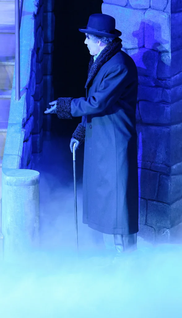 Bühnenszene Sir Henry alt geworden Inszenierung "Dorian Gray" Foto Peter Levin Schuster