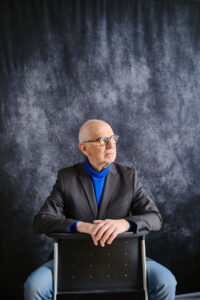 Peter Levin Schuster in seinem Studio, nachdenklich in den Himmel blickend. Foto: Marita Peschke