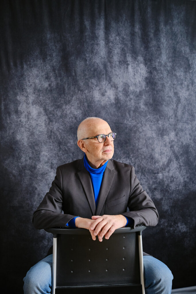 Peter Levin Schuster in seinem Studio, nachdenklich in den Himmel blickend. Foto: Marita Peschke